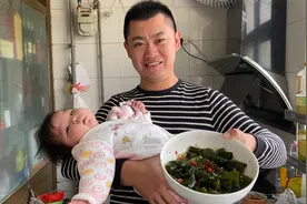 小斗自己在家看布丁愁坏了，做了一道凉拌海带结，真解馋