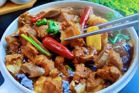 吃卤味排骨时，往锅里放一个卤料包，吃一次就忘不了，上桌就扫光视频封面