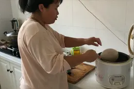 妈妈做猪肚包鸡，打开圆球的那一刻香味四溢，把馋的宝宝嗷嗷叫视频封面