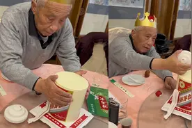 外孙女定制茅台酒形蛋糕整蛊姥爷：他都懵了，临走踹了我两脚视频封面