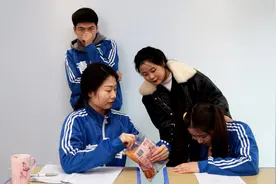 短剧：当班级有同学人吐了，你是哪一种学生？太逗了！