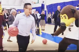 篮网老板蔡崇信打篮球，连续胯下运球飞身上篮，杜兰特也防不住啊视频封面