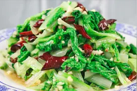 炝拌小白菜要不要焯水？大厨教你正确做法，香辣脆爽，百吃不腻