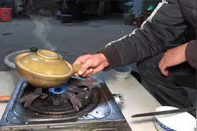 煲仔饭锅巴香脆可口，做法简单又好吃，一人吃一锅真的很过瘾视频封面