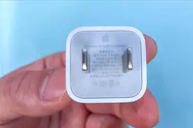 拆解苹果iPhone原装5W充电器，这设计、用料，让人不得不服！视频封面