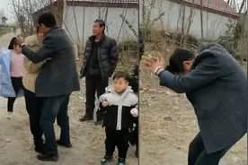 女儿回家过年没告诉父亲 父亲看到女儿激动地鼓掌 一把将女儿抱起视频封面