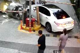 一女司机径直撞倒小区保安亭 监控记录惊险一幕视频封面