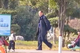 奶奶走累后坐上孙子的扭扭车，被爷爷牵着遛弯！视频封面