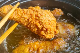 在家也能做出裹满鳞片的炸鸡腿，色泽金黄，香酥入味比买的还好吃