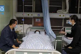 大一新生住院老师接力陪护：多给他一点温暖视频封面
