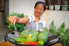 菜园摘的嫩南瓜，农村媳妇整个直接下锅炒，鲜嫩脆爽真好吃视频封面
