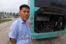 大家来说说天燃气混合动力公交车好    还是纯电动公交车好视频封面