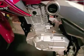 铃木新款摩托125，油耗低配CBS，售价7980元，通勤代步性价比高视频封面