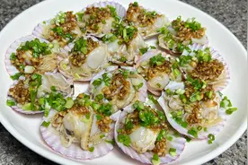 教你蒜蓉粉丝蒸扇贝怎样做才好吃，嫩滑鲜香，味道不比饭店的差