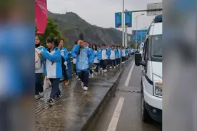 偶遇帅气警察小哥，全班女生秒变“迷妹”，网友：反应太真实了！视频封面