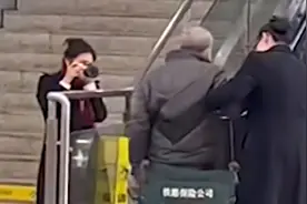 网传“工作人员用轮椅推老人摆拍”，成都火车站回应视频封面