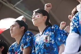 韩媒称日国足新队服像“军服” 日网友回怼：先想想公平赢球吧视频封面