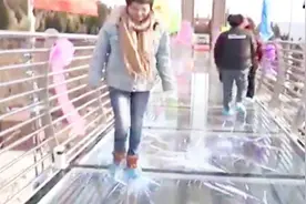 惊险！女子过玻璃吊桥，脚下玻璃“被踩碎”，女子尖叫扶栏杆走视频封面