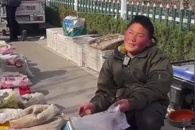 河南13岁少年路边摆摊卖辣椒，热情招呼口才好，绝对做生意的料。视频封面