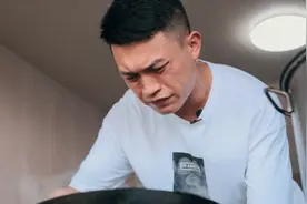 在监狱踩20个月缝纫机，30岁社会哥出来卖面条，一天说140遍谢谢视频封面