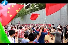 终于解封啦！最晚解除封控的小区居民载歌载舞庆祝，小莉直击现场视频封面