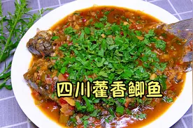 冬天鲫鱼别老是熬汤，教你做四川特色藿香鲫鱼，鲜香入味，特过瘾