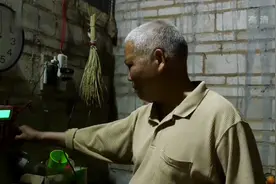 纪录片《回家过年》:夜深了儿子还没回,父母在家焦急等待吃团圆饭视频封面