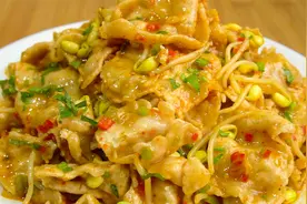 瘦肉别总炒着吃，做成像纸一样薄的肉片，滑嫩入味，好吃停不下来