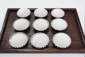 在我的老家广西，糯米糍是这样做的，不用蒸，外皮软糯馅料香甜