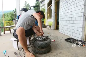 借的车被小伙开坏了，维修师傅要400换电机，小伙只好自己修视频封面