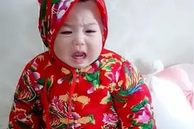 妈妈给萌娃穿上花棉袄，萌娃死活不肯出门，接下来一幕笑喷了视频封面