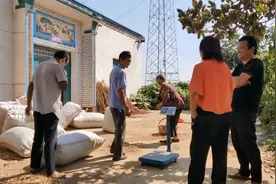 河南老太让闺女回来帮忙卖花生，卖的钱全留给儿子，闺女一分没有视频封面