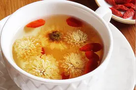 菊花加枸杞泡一泡，很多人都不知道它有这功效，赶紧为家人泡一杯视频封面