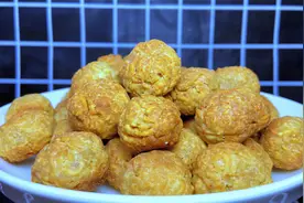 方便面捏碎，出锅就是一道美食，做法比蒸馒头简单，比薯条好吃