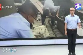 1米8大蛇盘踞屋顶 森警“上房揭瓦”