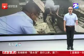1米8大蛇盘踞屋顶 森警“上房揭瓦”