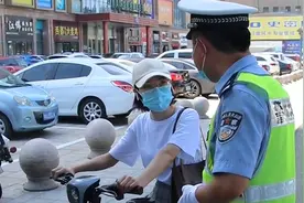 交警拦住不戴头盔的小姐姐，询问头盔在哪，一句话把交警气笑了视频封面