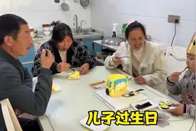 儿子过生日，妈妈送他一件礼物，再做一顿丰盛的午餐，真高兴视频封面