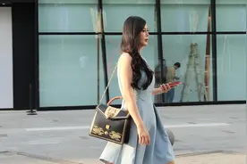 红橙黄绿蓝靛紫，入秋后三里屯时尚风景线斑斓多姿真是美视频封面