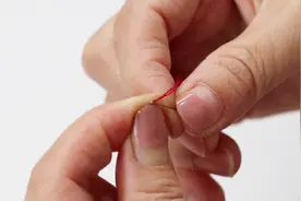 小针粗线很难穿进去，用这种方法穿针引线，再也没有难穿的线视频封面