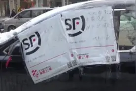 暖心！车主大雪忘关车窗 快递小哥用快递袋帮其封住留言提醒视频封面