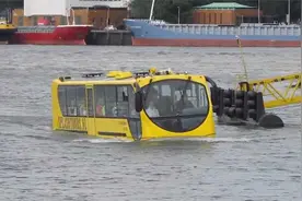 公交车为何能在水中行驶？下水秒变两栖交通工具，这是什么原理？视频封面