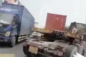 大型货车为躲避轿车，自己身先士卒，惨撞护栏车头都掉了！视频封面