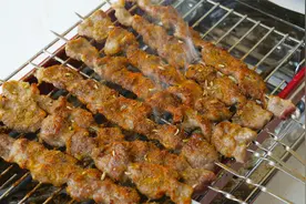 今天才知道，原来烤羊肉串这么简单，教你腌制技巧，比买的更好吃视频封面