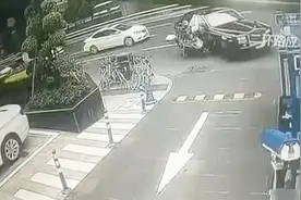 成都外卖电瓶车撞上右转劳斯莱斯 交警：已经协商 各修各的视频封面