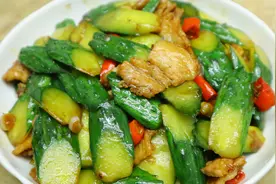黄瓜和肉一起炒简直天生是绝配，做法特别简单，清脆营养有滋味视频封面