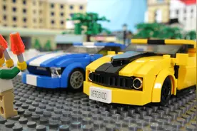 大黄蜂跑车对决蓝色赛车 街头两辆汽车飙车比拼速度快视频封面