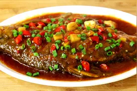 大厨教你红烧鱼的正确做法，香辣过瘾，好吃下饭，上桌连汁都不剩