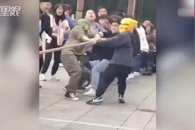 不讲武德！大学生拔河戴搞笑头套魔性姿态笑翻对手 5秒解决战斗视频封面