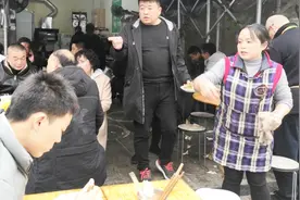 成都深藏瓦片房的苍蝇馆子，几代人只卖牛肉！去晚了根本没位子！视频封面